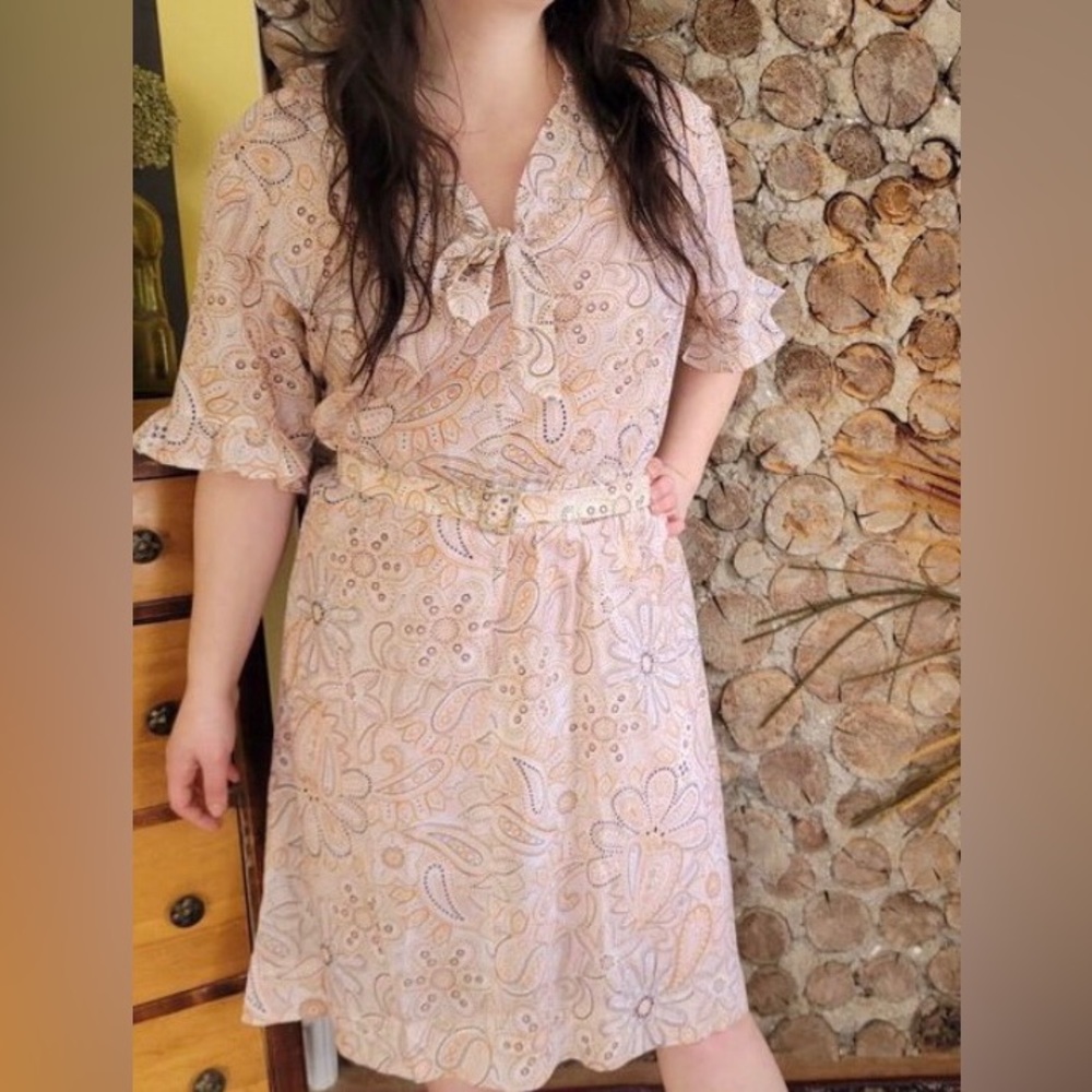 Vintage 1970s Paisley White Tan Polyester Dress, original belt, relaxed fit US16